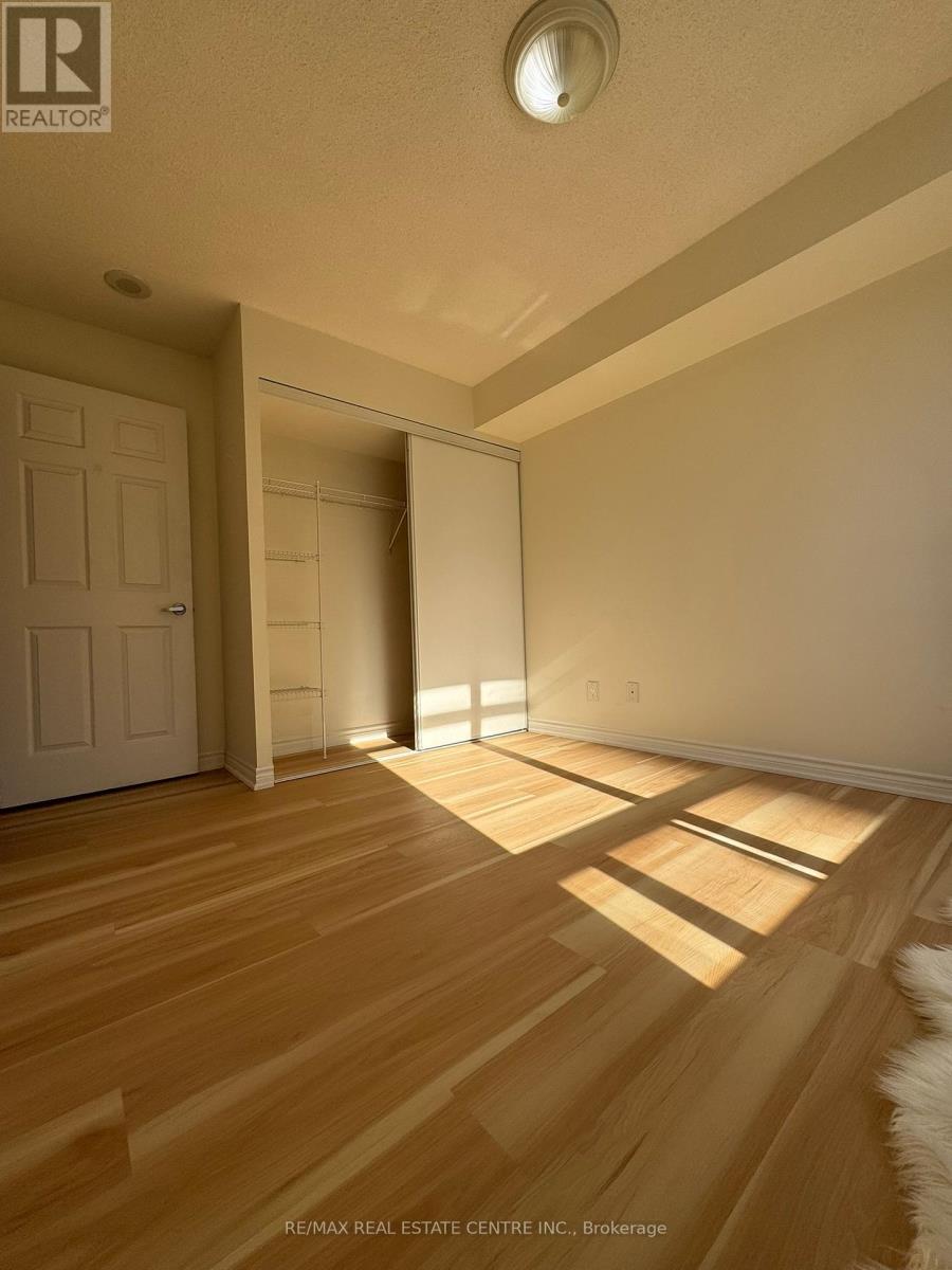 834 - 3888 Duke Of York Blvd Boulevard, Mississauga, Ontario  L5C 1Z5 - Photo 15 - W12752562