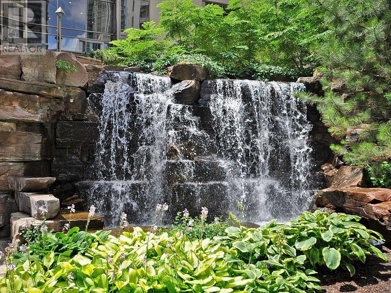 834 - 3888 Duke Of York Blvd Boulevard, Mississauga, Ontario  L5C 1Z5 - Photo 2 - W12752562