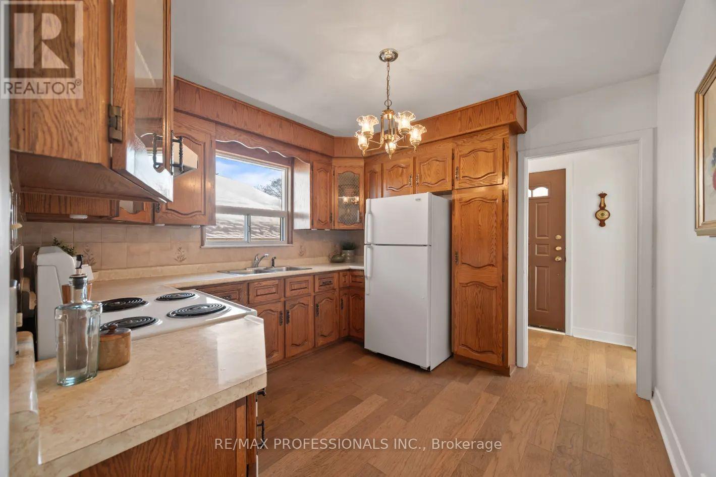 2 Greenmount Court, Toronto, Ontario  M8Y 1Y1 - Photo 13 - W12752670