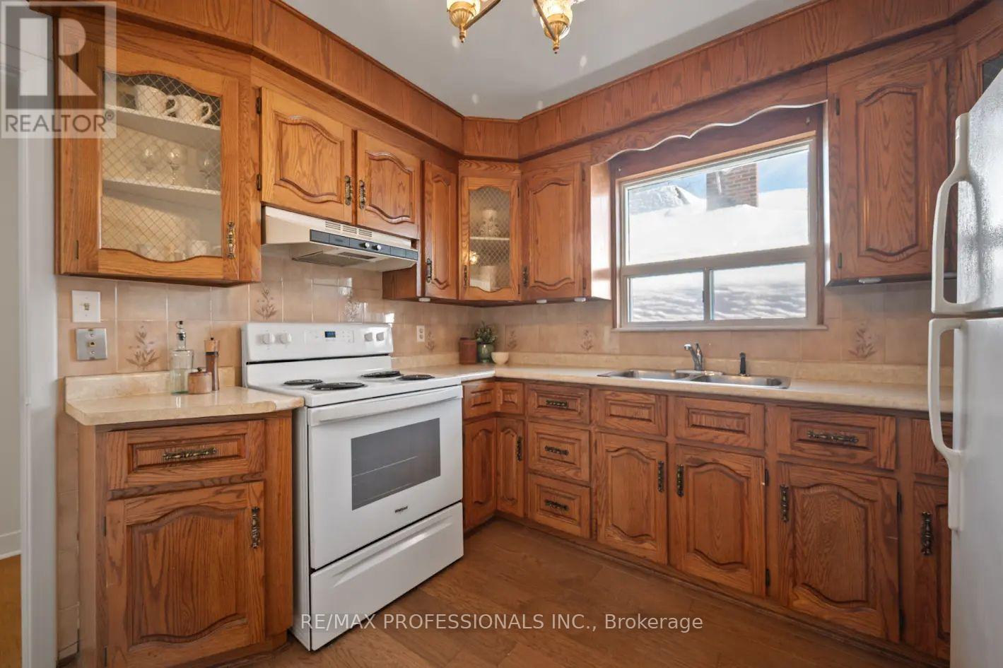 2 Greenmount Court, Toronto, Ontario  M8Y 1Y1 - Photo 14 - W12752670