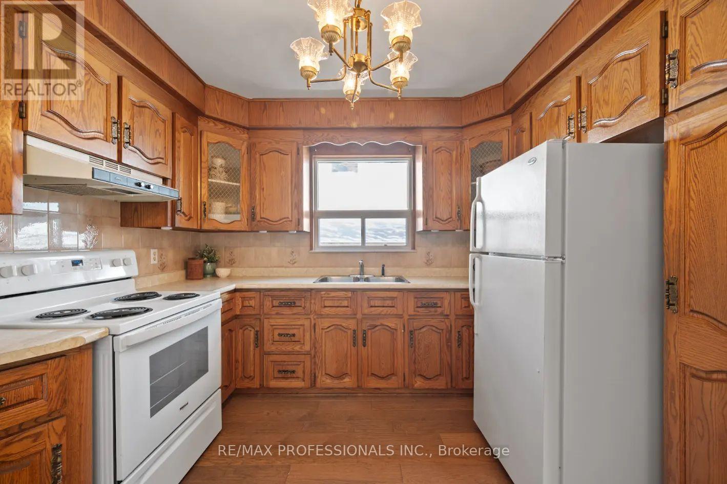 2 Greenmount Court, Toronto, Ontario  M8Y 1Y1 - Photo 15 - W12752670