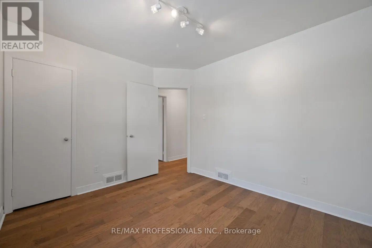 2 Greenmount Court, Toronto, Ontario  M8Y 1Y1 - Photo 18 - W12752670