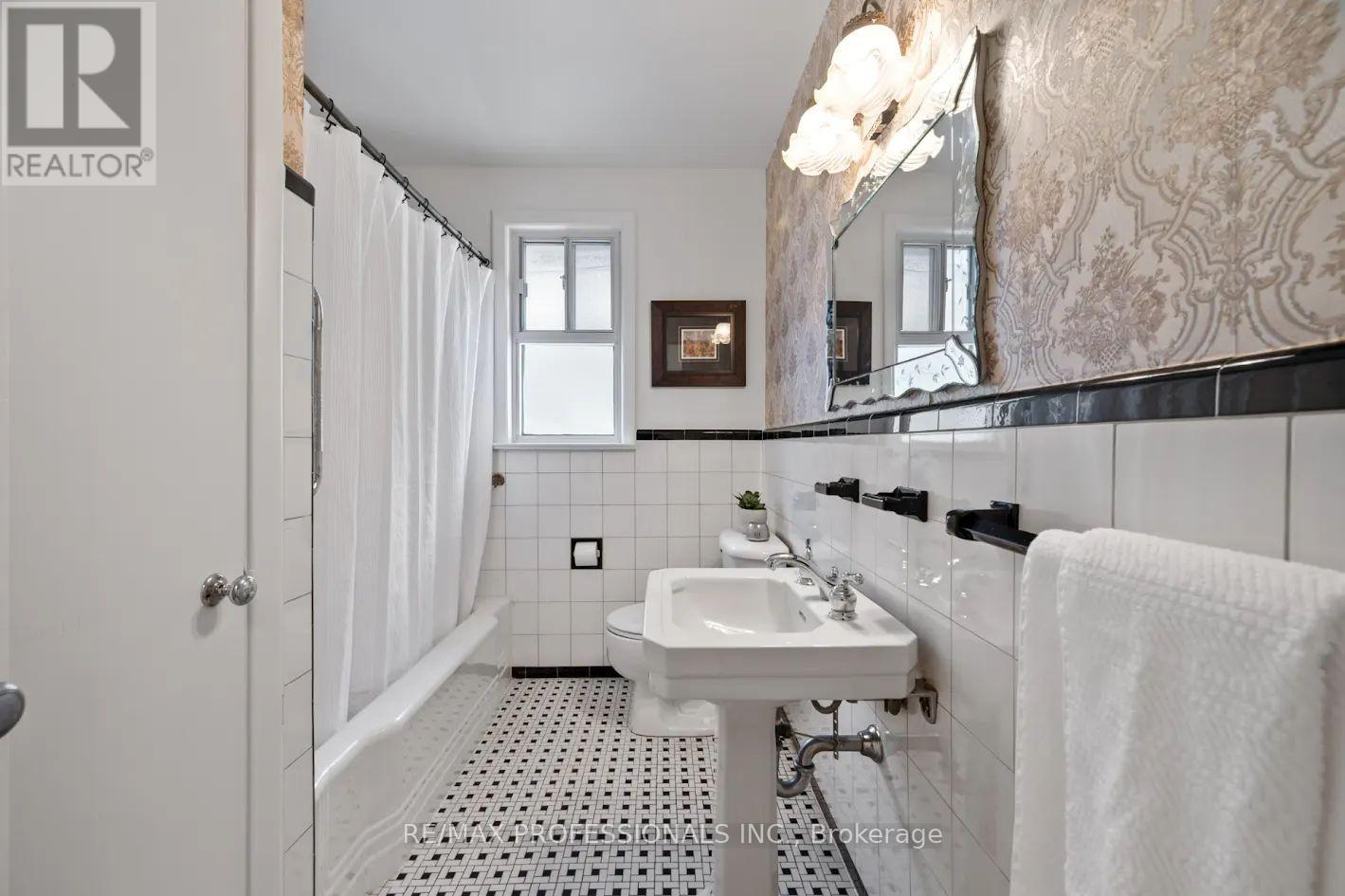 2 Greenmount Court, Toronto, Ontario  M8Y 1Y1 - Photo 22 - W12752670