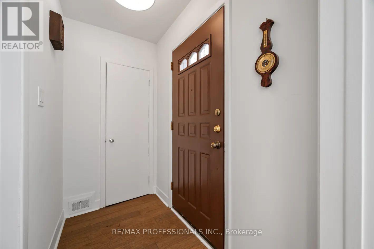 2 Greenmount Court, Toronto, Ontario  M8Y 1Y1 - Photo 4 - W12752670