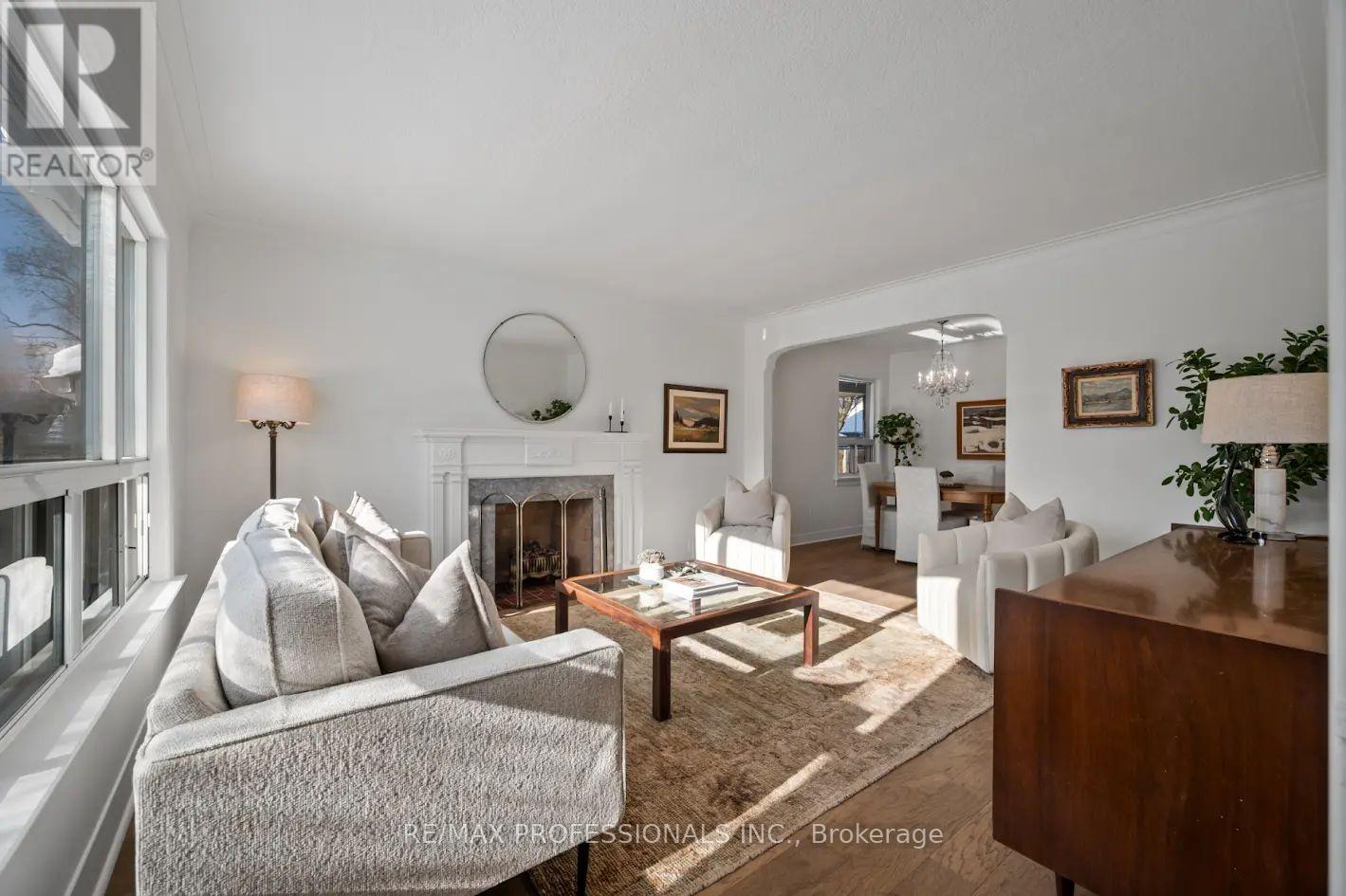 2 Greenmount Court, Toronto, Ontario  M8Y 1Y1 - Photo 5 - W12752670