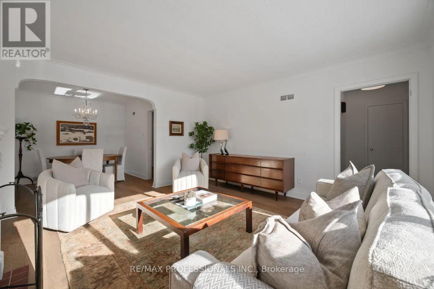 2 Greenmount Court, Toronto, Ontario  M8Y 1Y1 - Photo 6 - W12752670