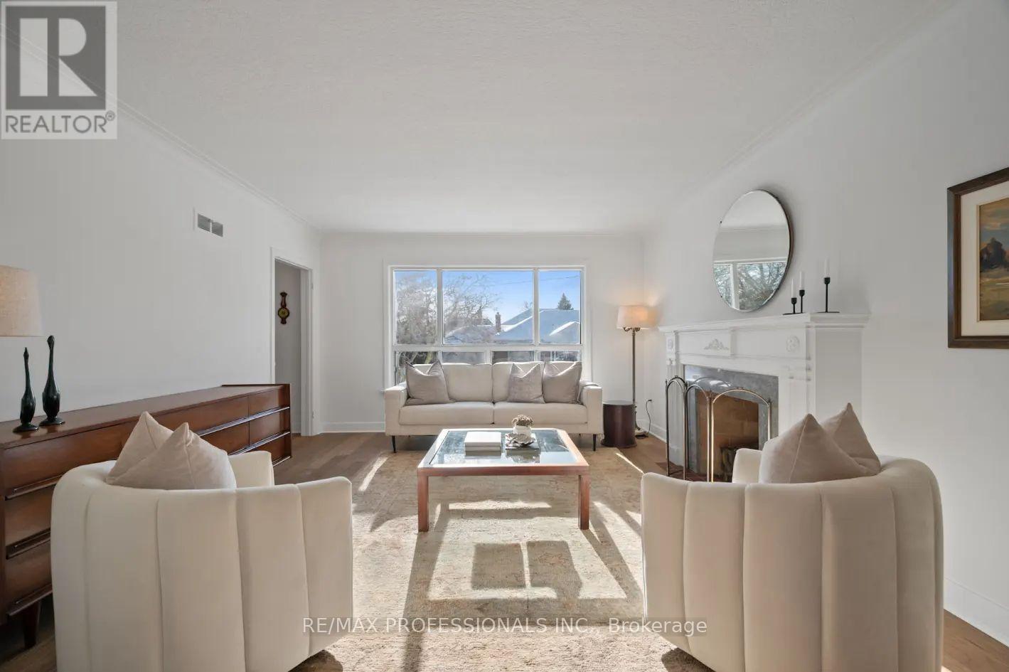 2 Greenmount Court, Toronto, Ontario  M8Y 1Y1 - Photo 8 - W12752670