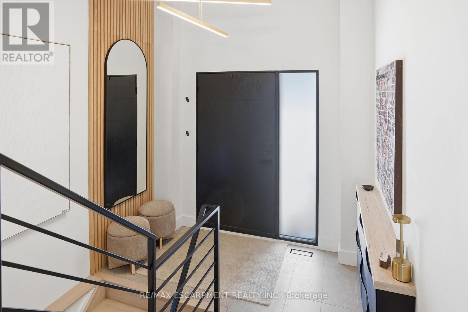 1311 Treeland Street, Burlington, Ontario  L7R 3T5 - Photo 2 - W12752708