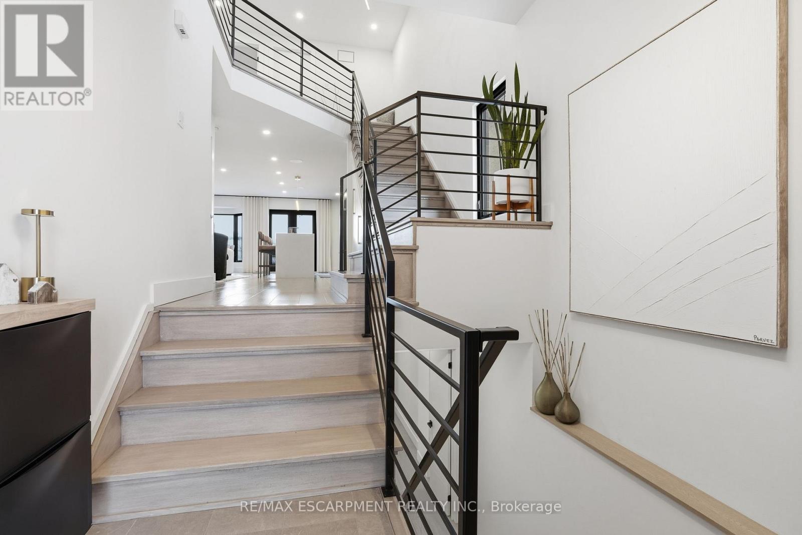 1311 Treeland Street, Burlington, Ontario  L7R 3T5 - Photo 3 - W12752708