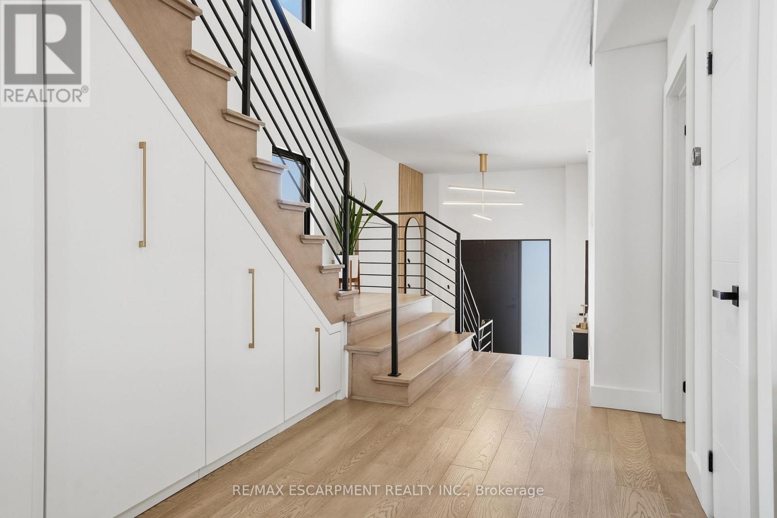 1311 Treeland Street, Burlington, Ontario  L7R 3T5 - Photo 4 - W12752708