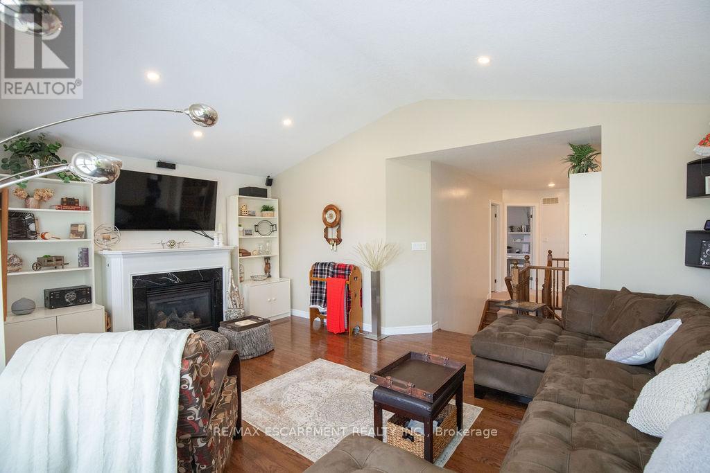 15 Meadowbank Drive, Hamilton, Ontario  L9B 2Y9 - Photo 16 - X12752576