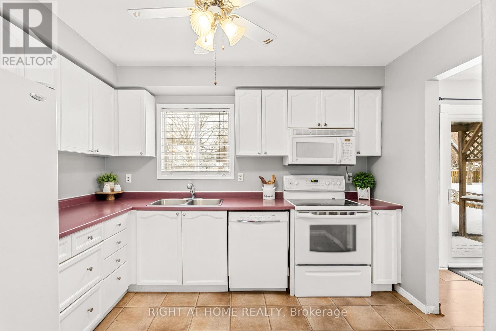 28 Forest Wood Drive, Essa, Ontario  L3W 0K5 - Photo 5 - N12752842