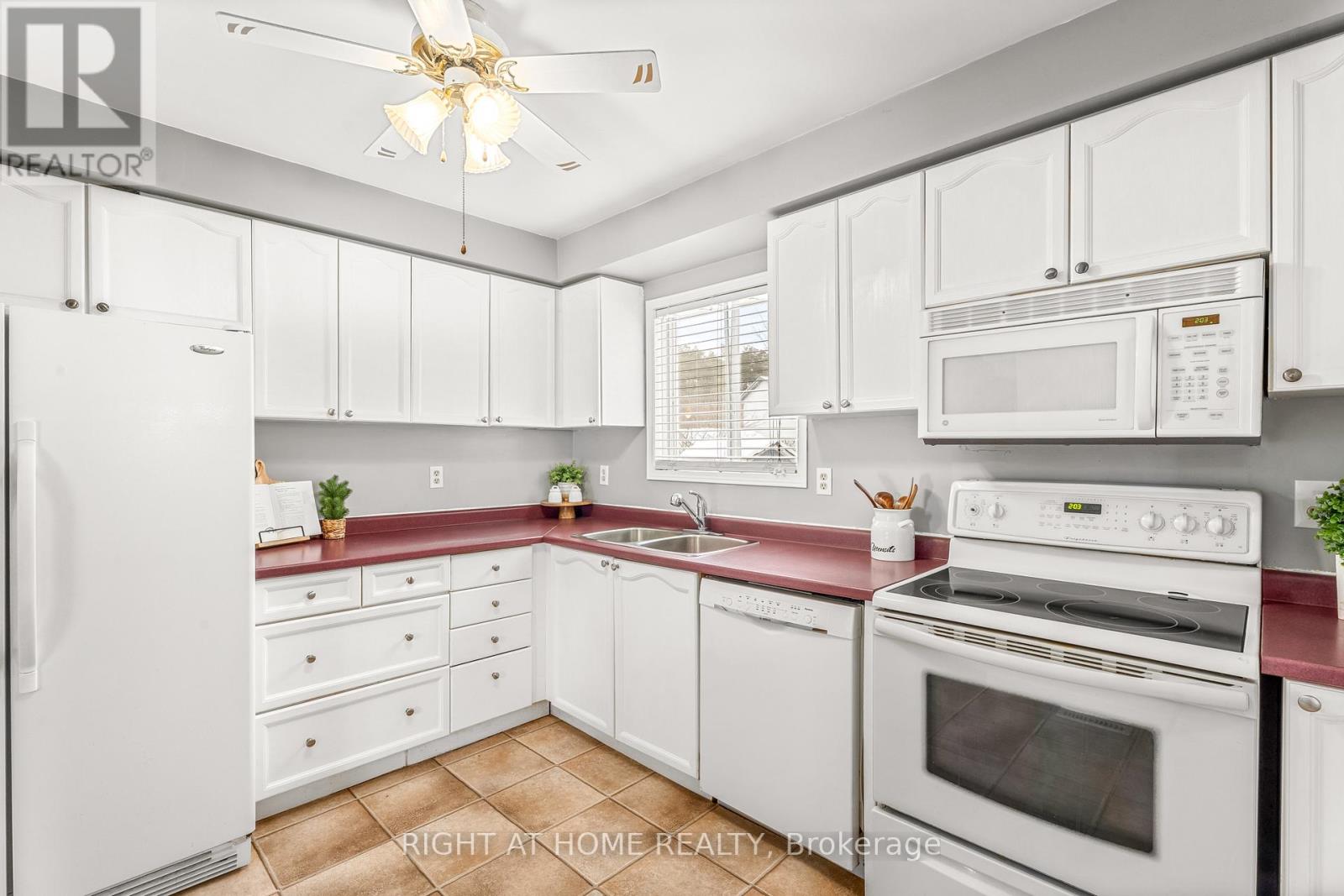 28 Forest Wood Drive, Essa, Ontario  L3W 0K5 - Photo 6 - N12752842