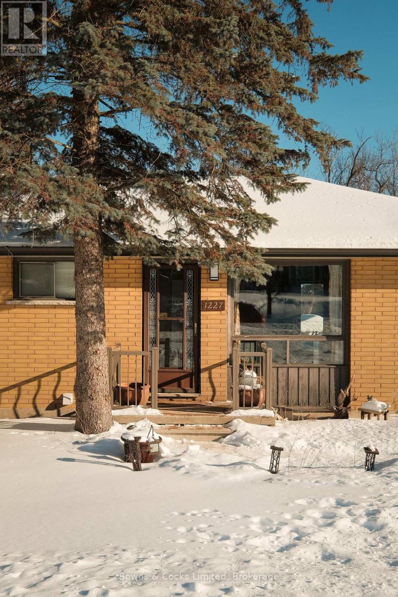 1227 Algonquin Boulevard, Peterborough (Northcrest Ward 5), Ontario  K9H 6N1 - Photo 2 - X12753074