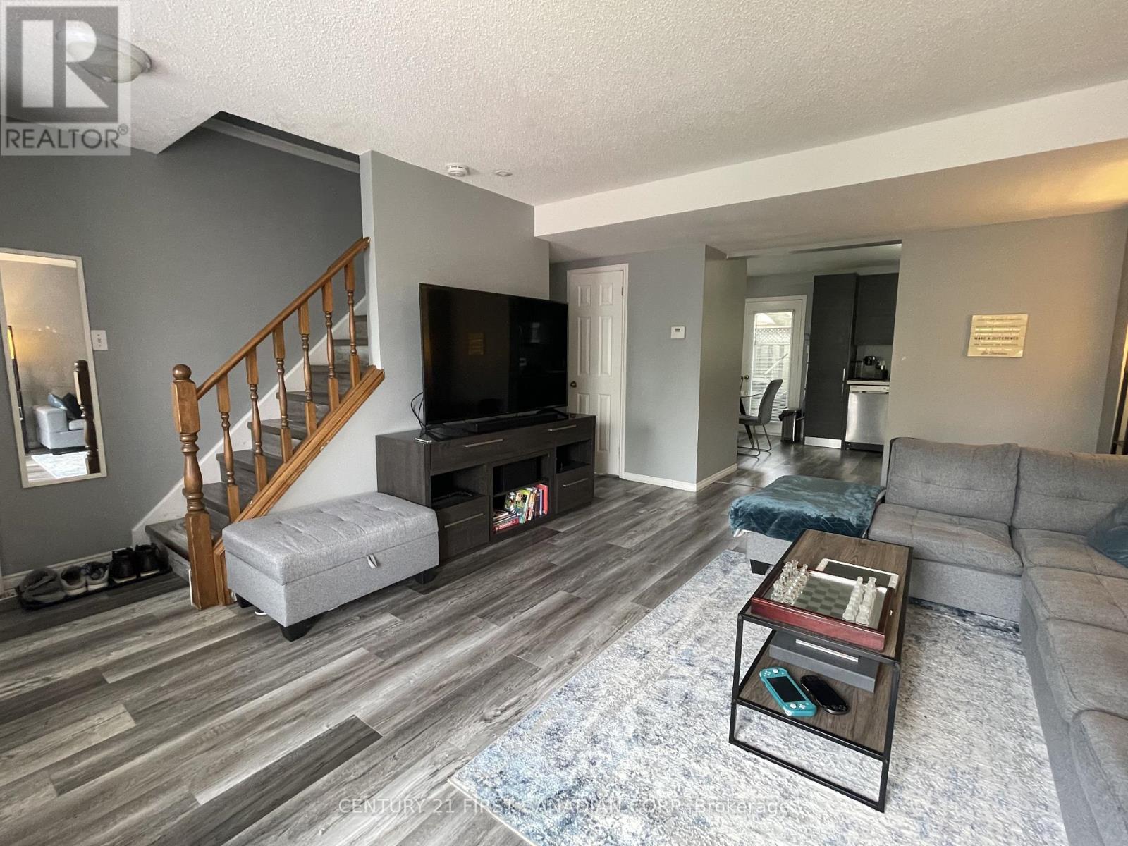 23 - 70 Chapman Court, London North (North I), Ontario  N6G 4Z4 - Photo 3 - X12753192