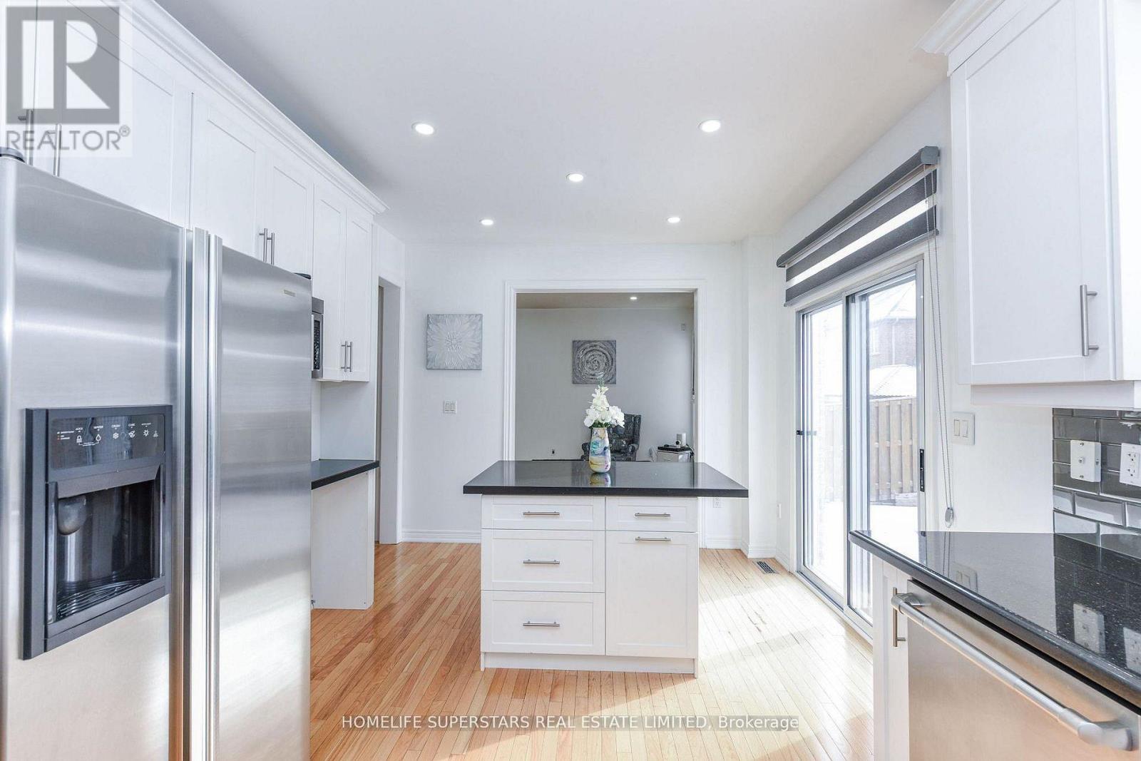 27 Dovehaven Crescent, Brampton, Ontario  L6P 2N8 - Photo 12 - W12752732