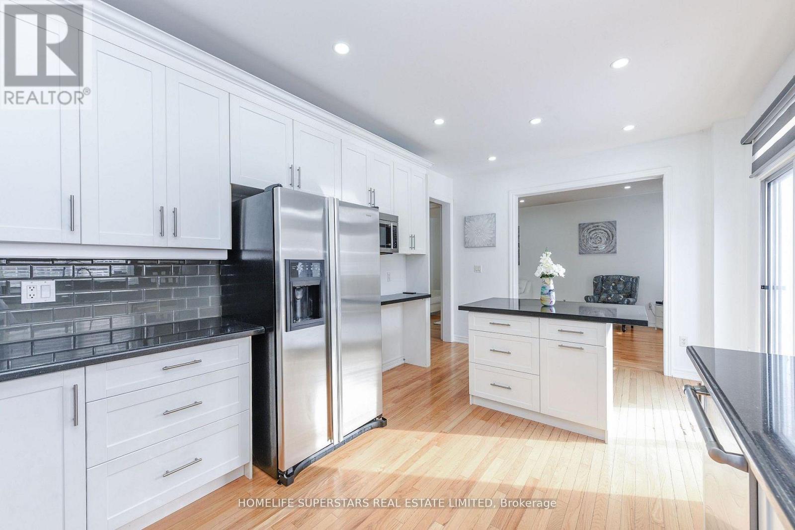 27 Dovehaven Crescent, Brampton, Ontario  L6P 2N8 - Photo 7 - W12752732