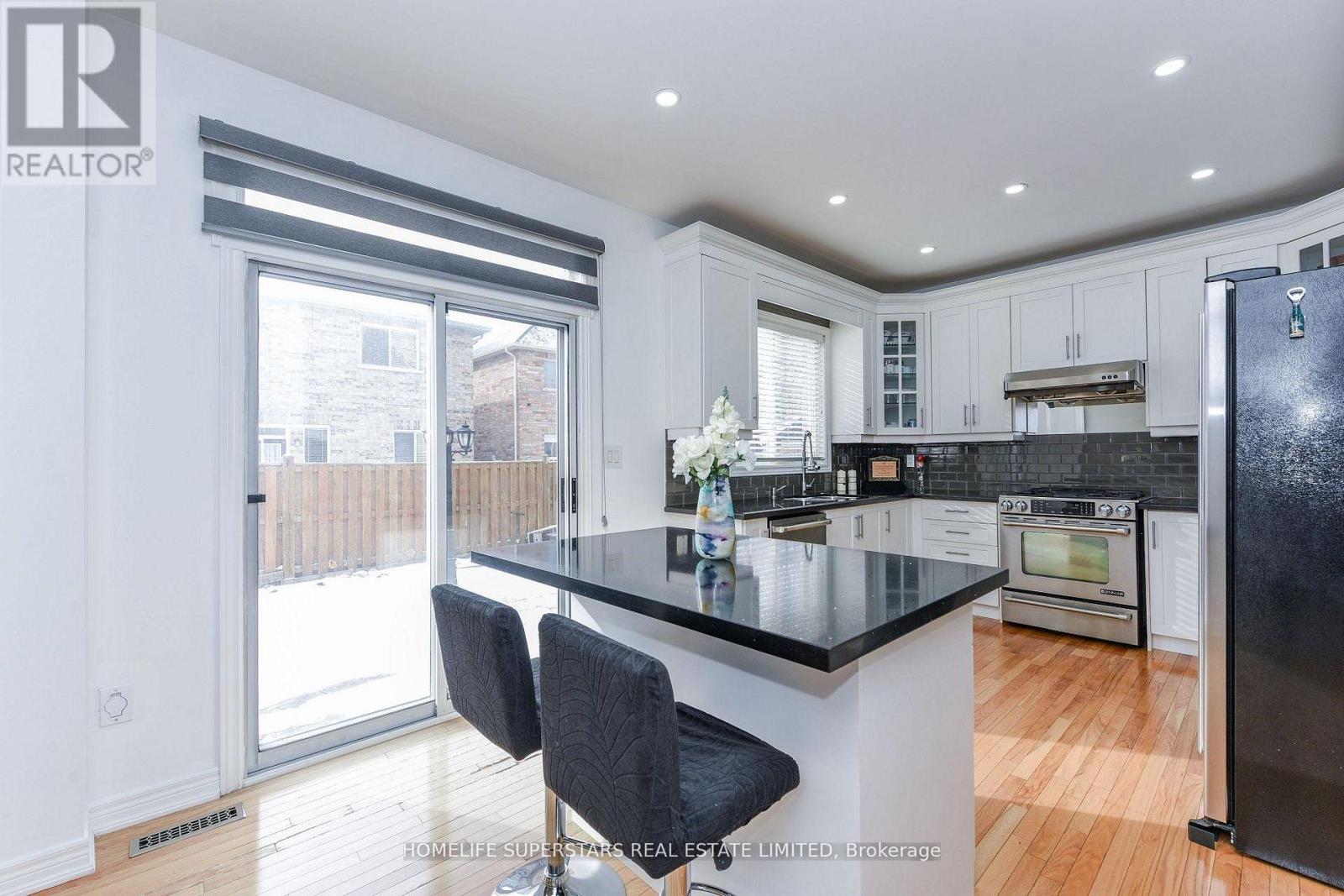 27 Dovehaven Crescent, Brampton, Ontario  L6P 2N8 - Photo 8 - W12752732