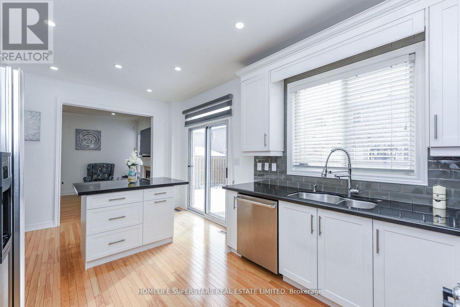 27 Dovehaven Crescent, Brampton, Ontario  L6P 2N8 - Photo 9 - W12752732