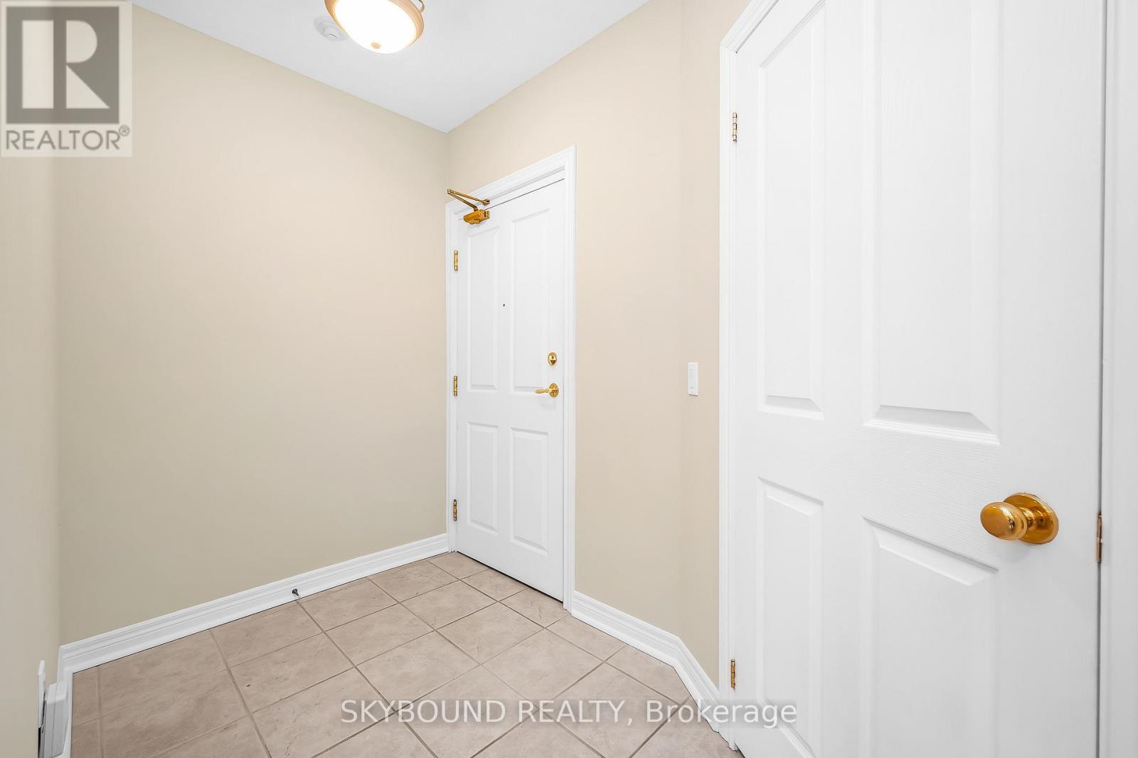 505 - 1998 Ironstone Drive, Burlington, Ontario  L7L 7P7 - Photo 3 - W12752756