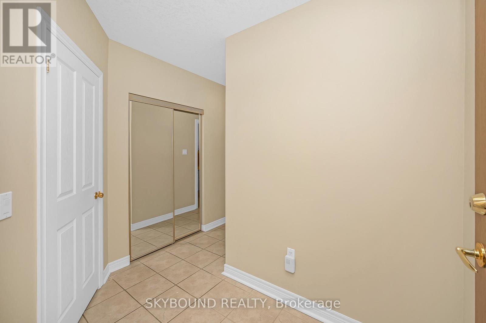 505 - 1998 Ironstone Drive, Burlington, Ontario  L7L 7P7 - Photo 4 - W12752756