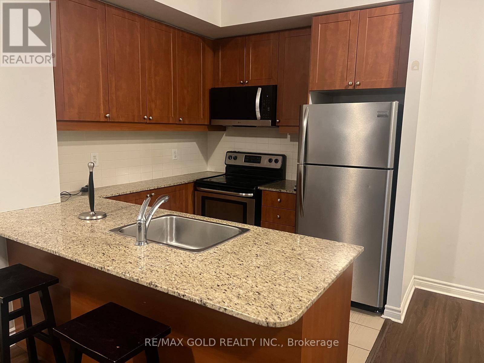 204 - 385 Prince Of Wales Drive, Mississauga, Ontario  L5B 0C6 - Photo 7 - W12752784