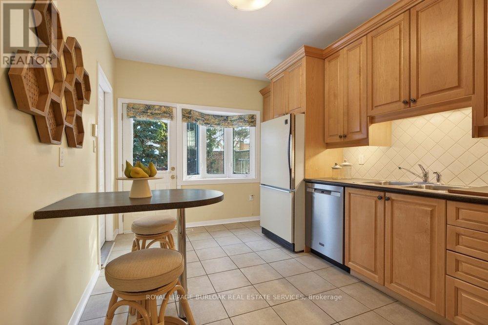 2162 Pauline Court, Burlington, Ontario  L7P 3L8 - Photo 8 - W12752798