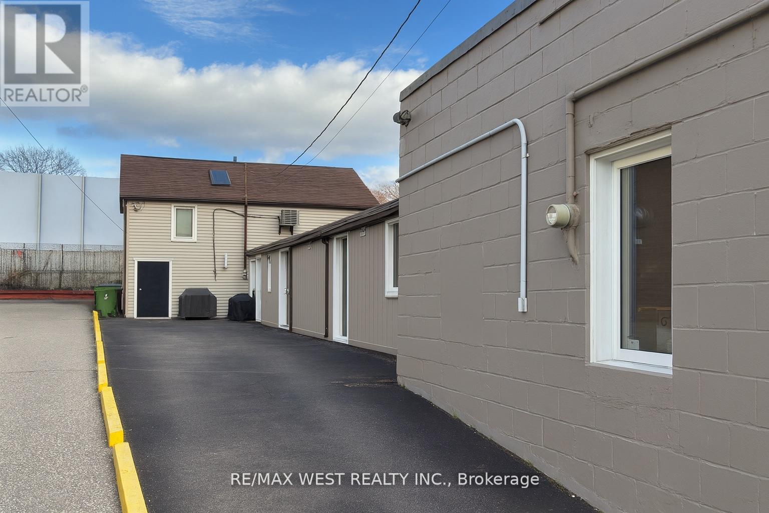 33 South Station Street, Toronto, Ontario  M9N 2B2 - Photo 2 - W12752820