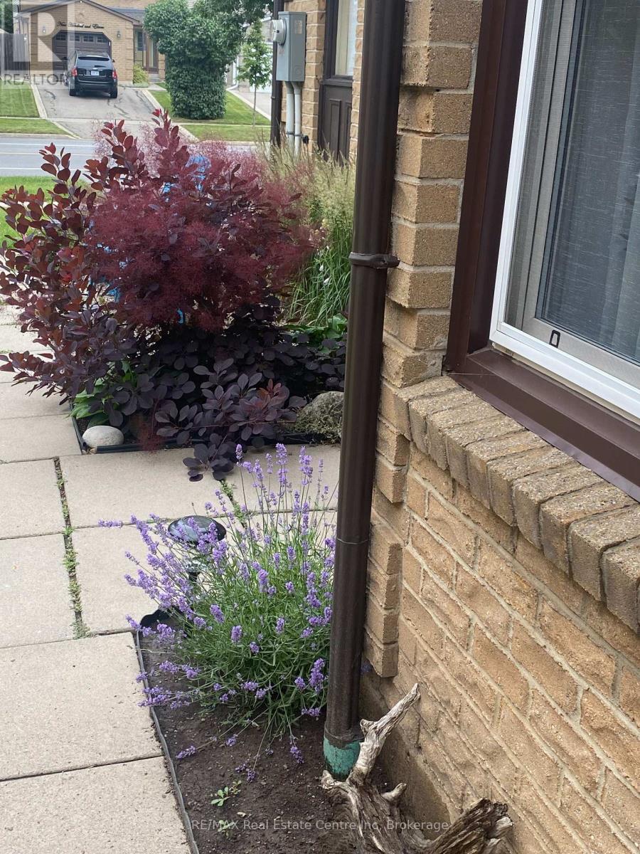 912 Laurier Avenue, Milton, Ontario  L9T 4H6 - Photo 37 - W12753096