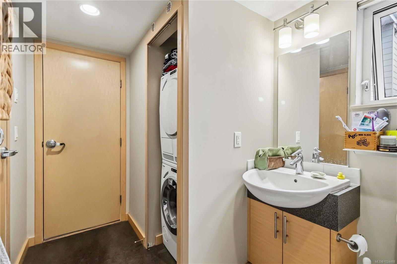 304 787 Tyee Rd, Victoria, British Columbia  V9A 7R5 - Photo 14 - 1024488