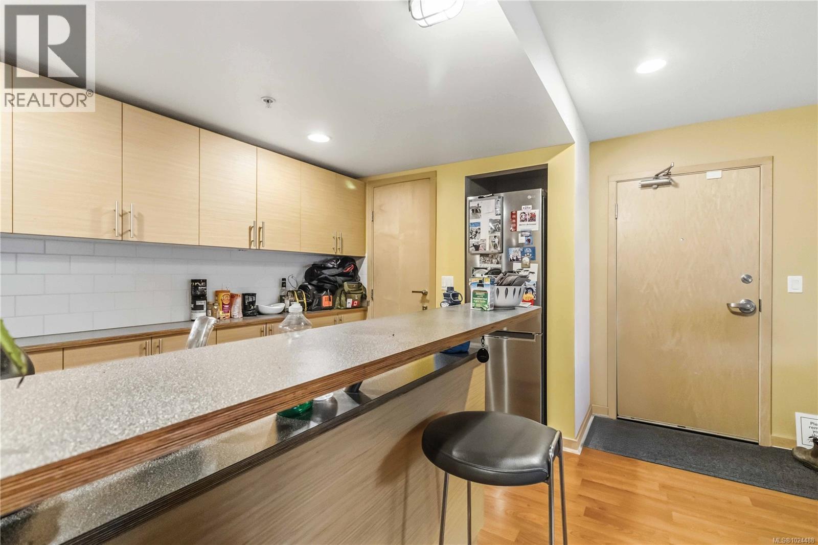 304 787 Tyee Rd, Victoria, British Columbia  V9A 7R5 - Photo 8 - 1024488