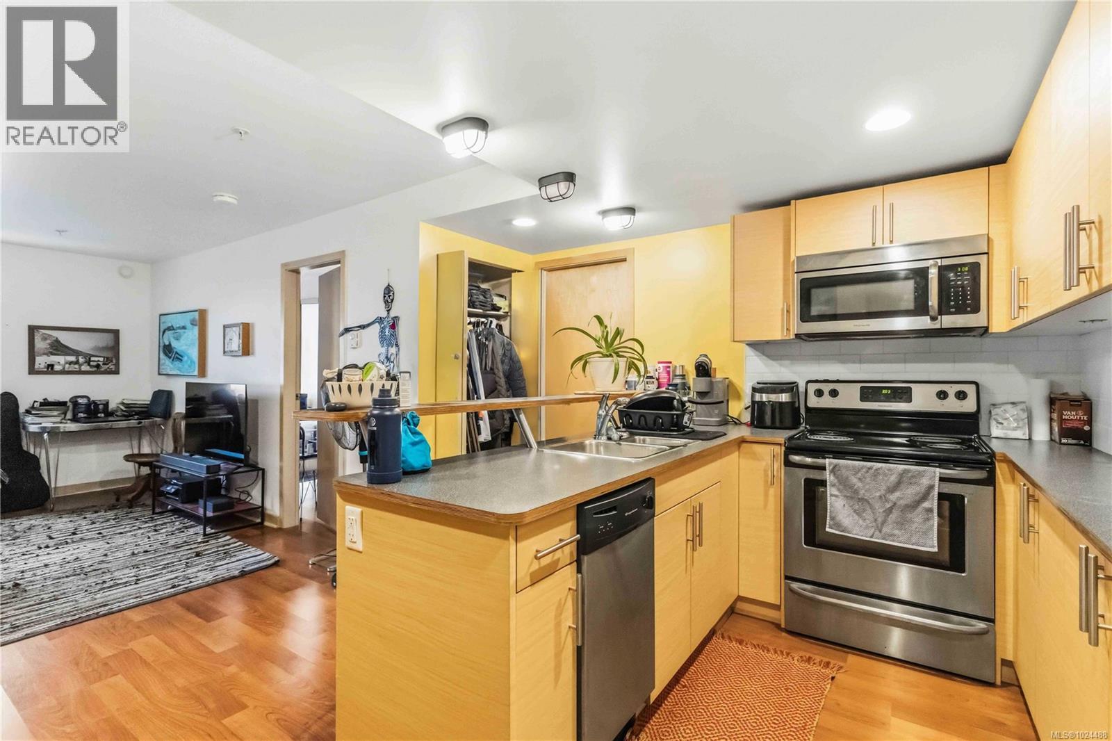 304 787 Tyee Rd, Victoria, British Columbia  V9A 7R5 - Photo 9 - 1024488