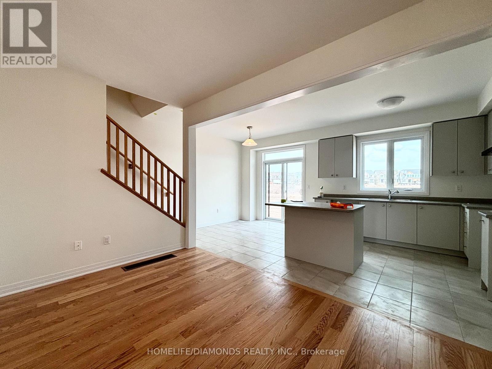 132 Port Crescent, Welland, Ontario  L3B 0N2 - Photo 2 - X12752796