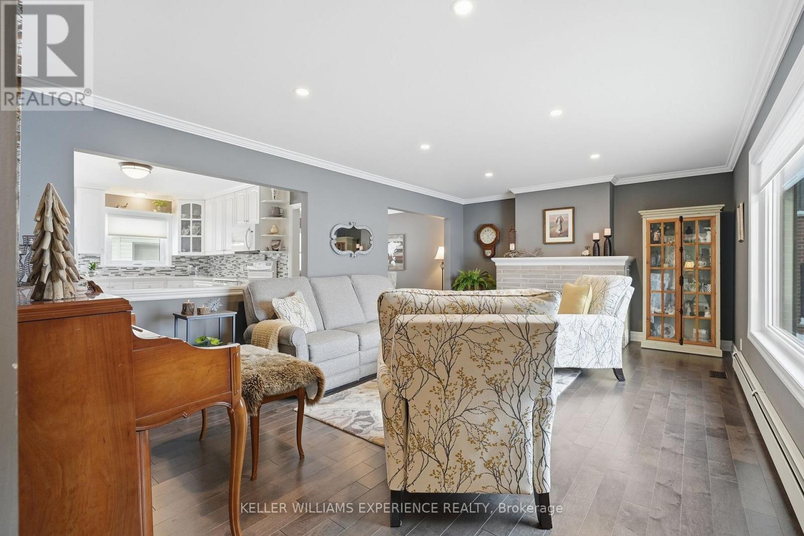 68 Kempenfelt Drive, Barrie, Ontario  L4M 1C1 - Photo 15 - S12753032