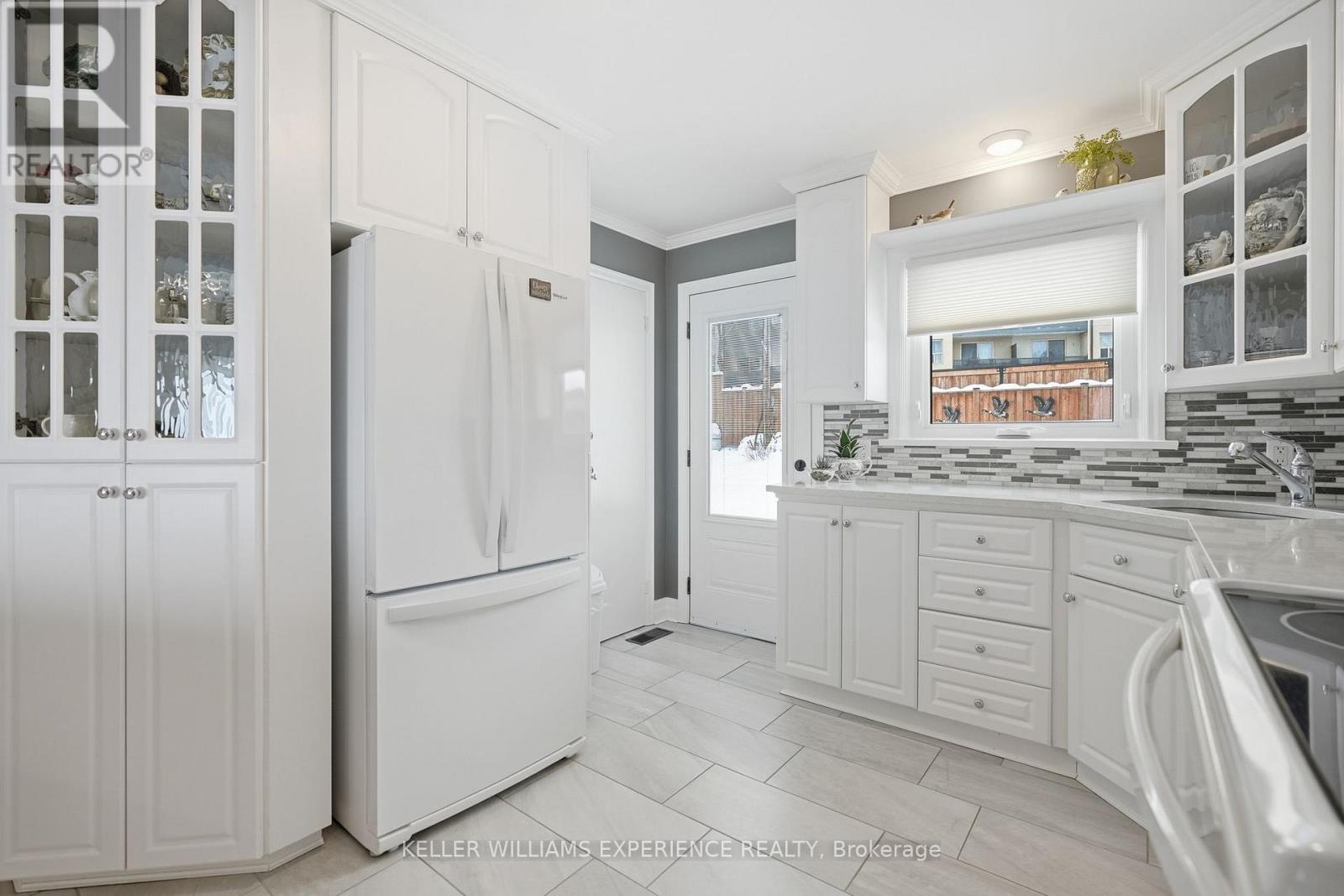 68 Kempenfelt Drive, Barrie, Ontario  L4M 1C1 - Photo 22 - S12753032