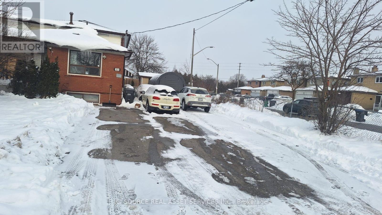 7053 Harwick Drive, Mississauga, Ontario  L4T 3A3 - Photo 5 - W12752046