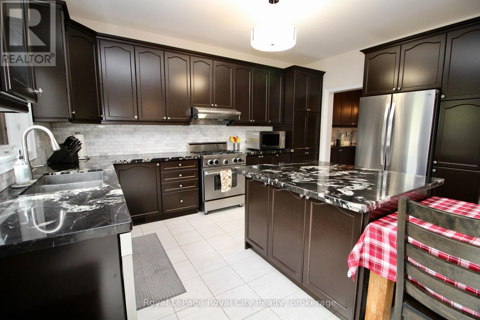 39 Dalmeny Drive, Brampton, Ontario  L6X 2Y4 - Photo 4 - W12753210