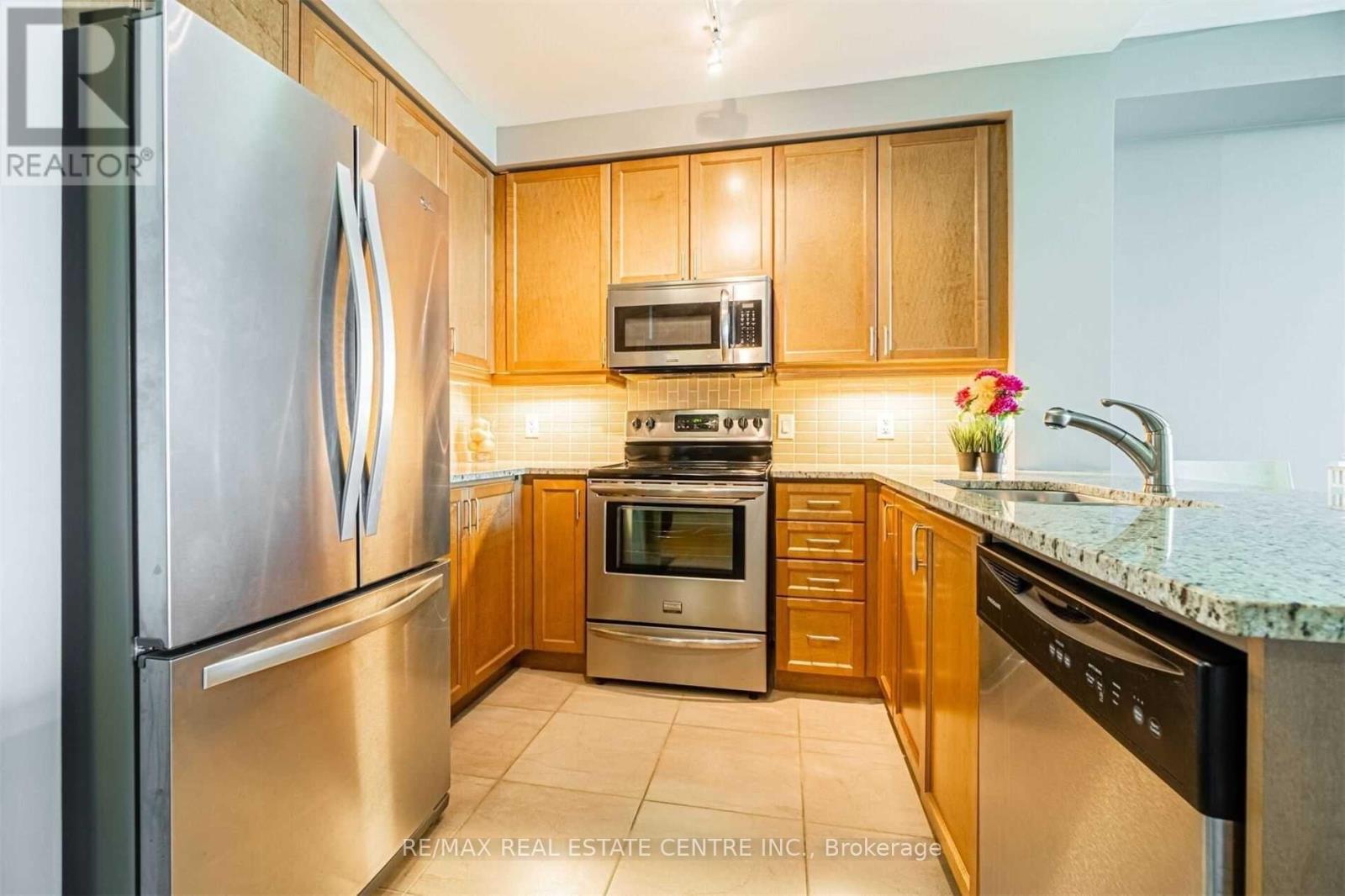 1203 - 100 John Street, Brampton, Ontario  L6W 0A8 - Photo 9 - W12753038