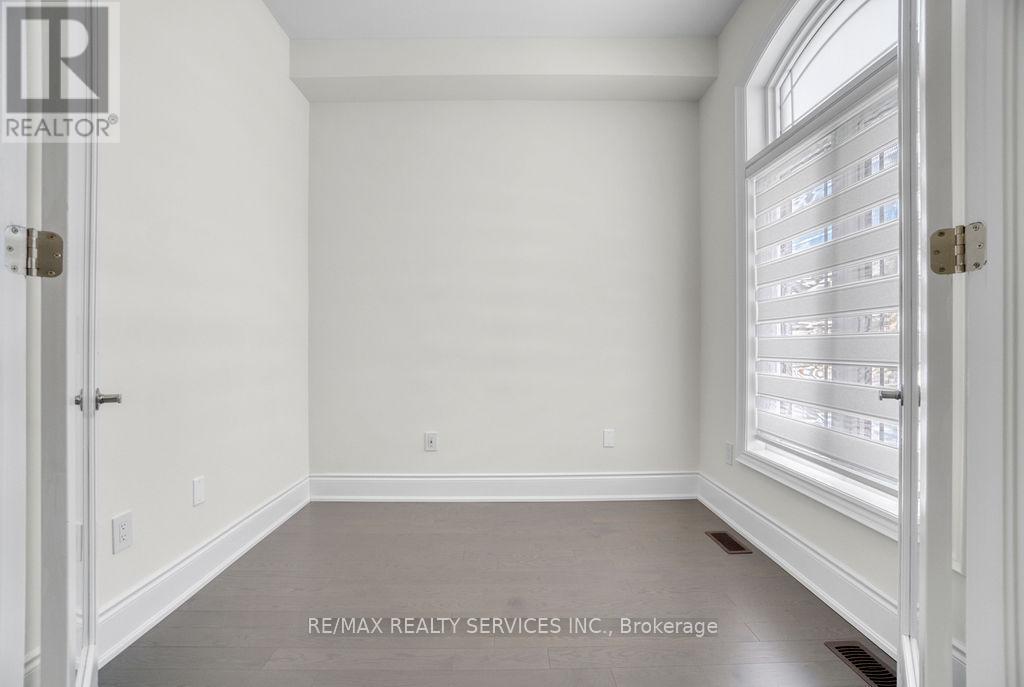 1252 Queens Plate Road, Oakville, Ontario  L6M 5M2 - Photo 4 - W12753134