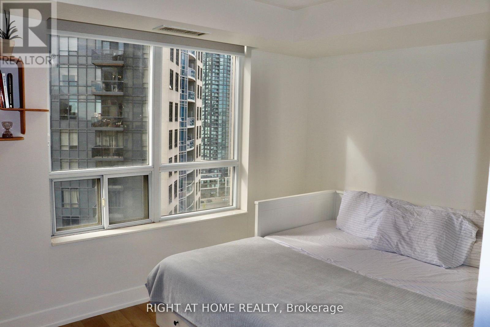 2412 - 310 Burnhamthorpe Road W, Mississauga, Ontario  L5B 4P9 - Photo 19 - W12753136