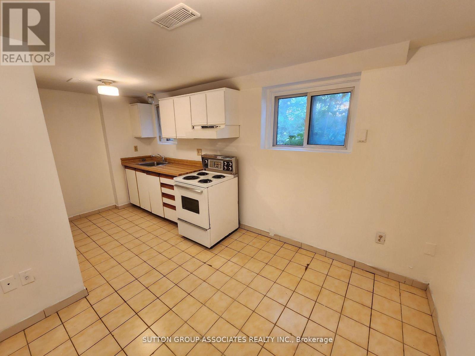 Unit D Lower - 134 Grand Avenue, Toronto, Ontario  M8Y 3Y3 - Photo 2 - W12753152