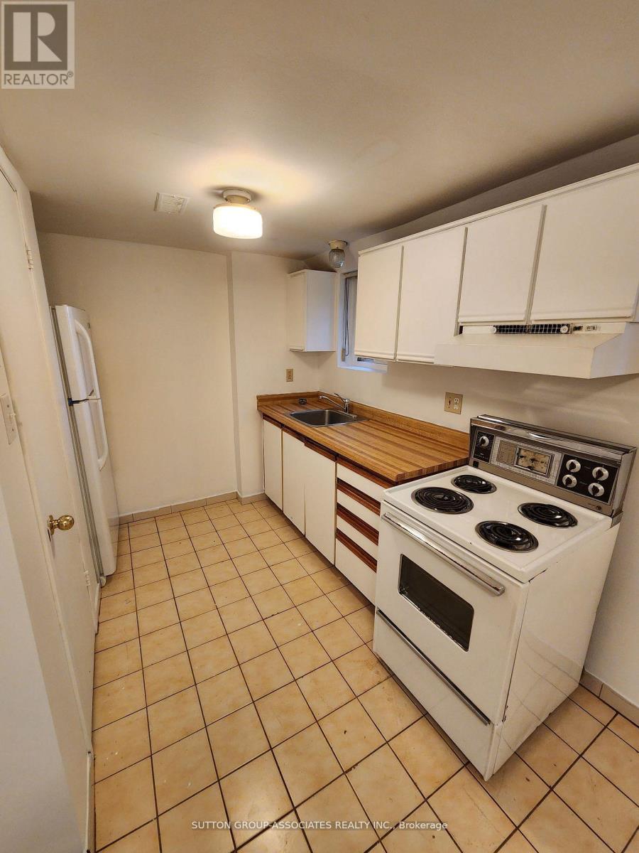 Unit D Lower - 134 Grand Avenue, Toronto, Ontario  M8Y 3Y3 - Photo 3 - W12753152
