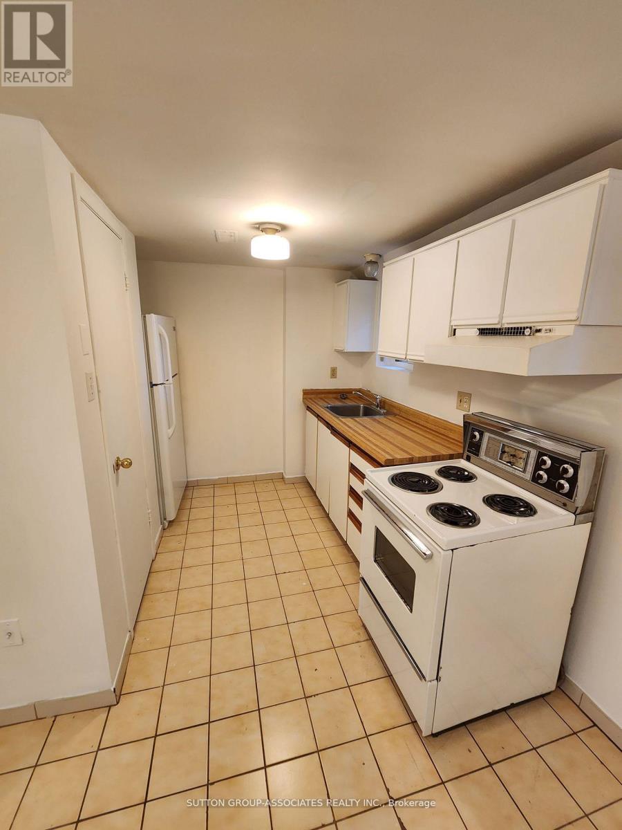 Unit D Lower - 134 Grand Avenue, Toronto, Ontario  M8Y 3Y3 - Photo 4 - W12753152
