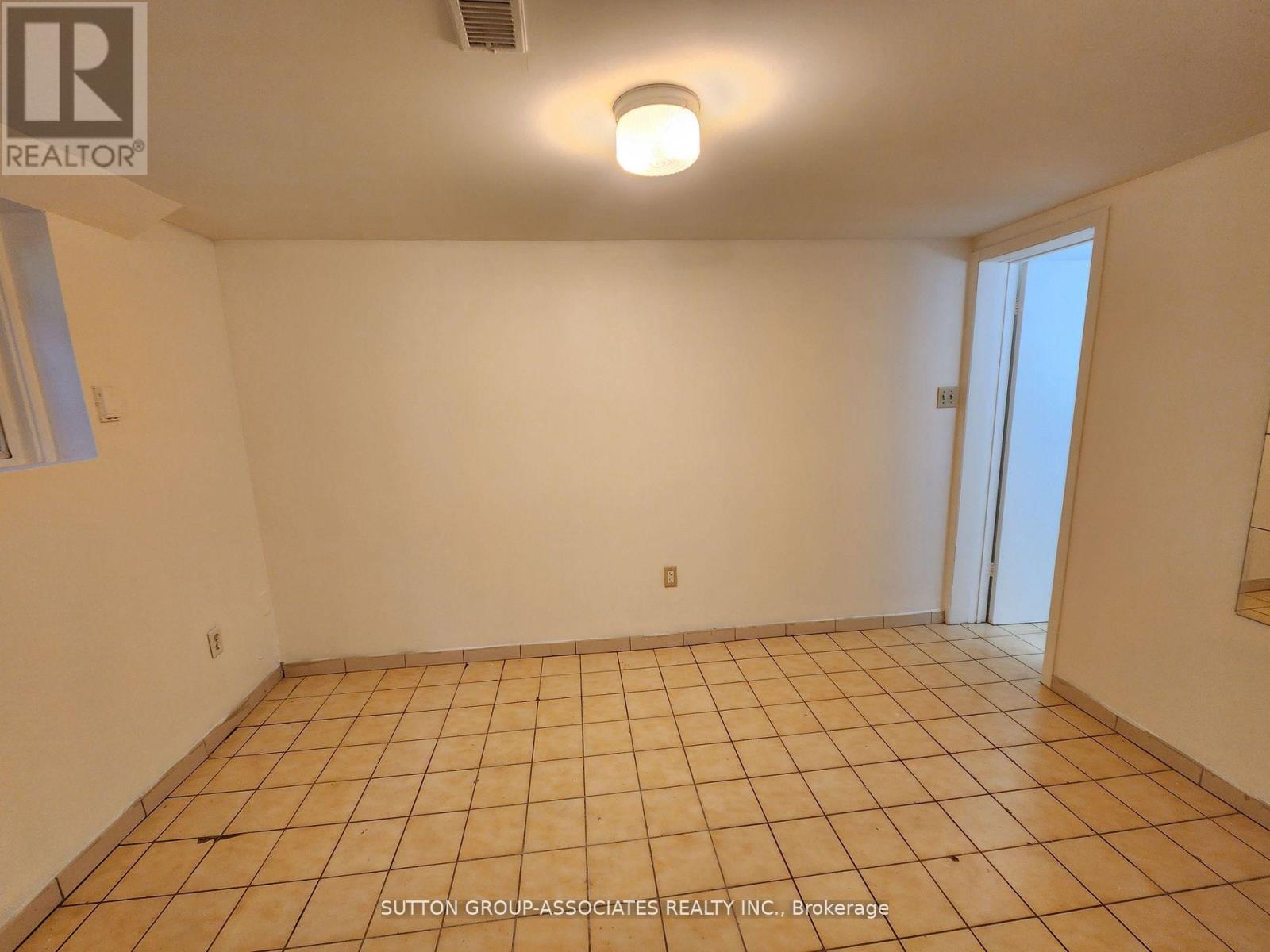 Unit D Lower - 134 Grand Avenue, Toronto, Ontario  M8Y 3Y3 - Photo 5 - W12753152