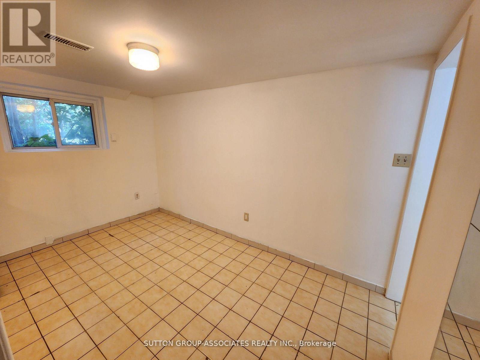 Unit D Lower - 134 Grand Avenue, Toronto, Ontario  M8Y 3Y3 - Photo 6 - W12753152