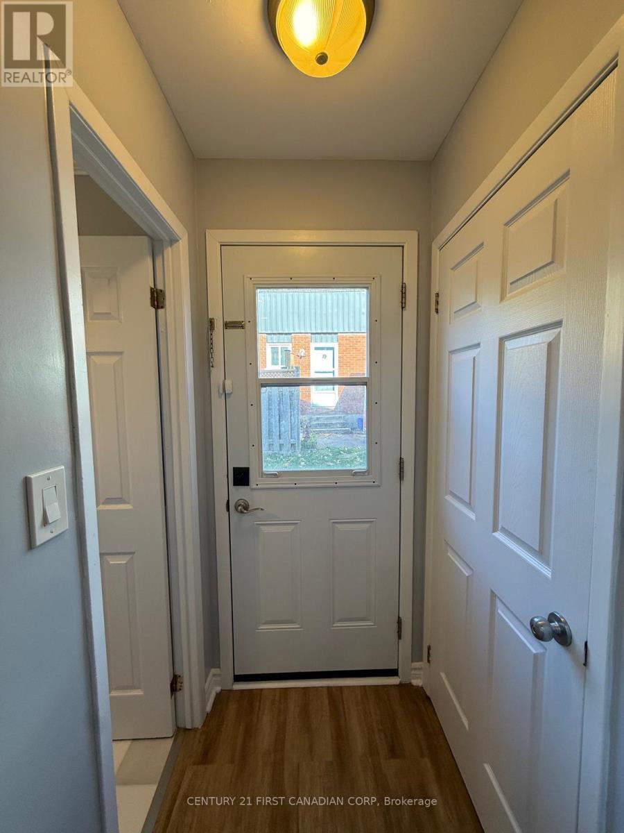 21 Vincent Crescent, London South, Ontario  N6C 4X9 - Photo 3 - X12744790