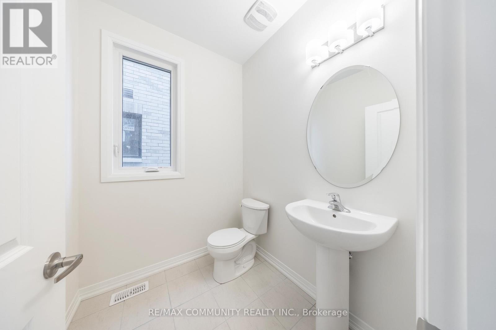 1811 Narcissus Gardens, Pickering, Ontario  L1Y 0B6 - Photo 4 - E12753306