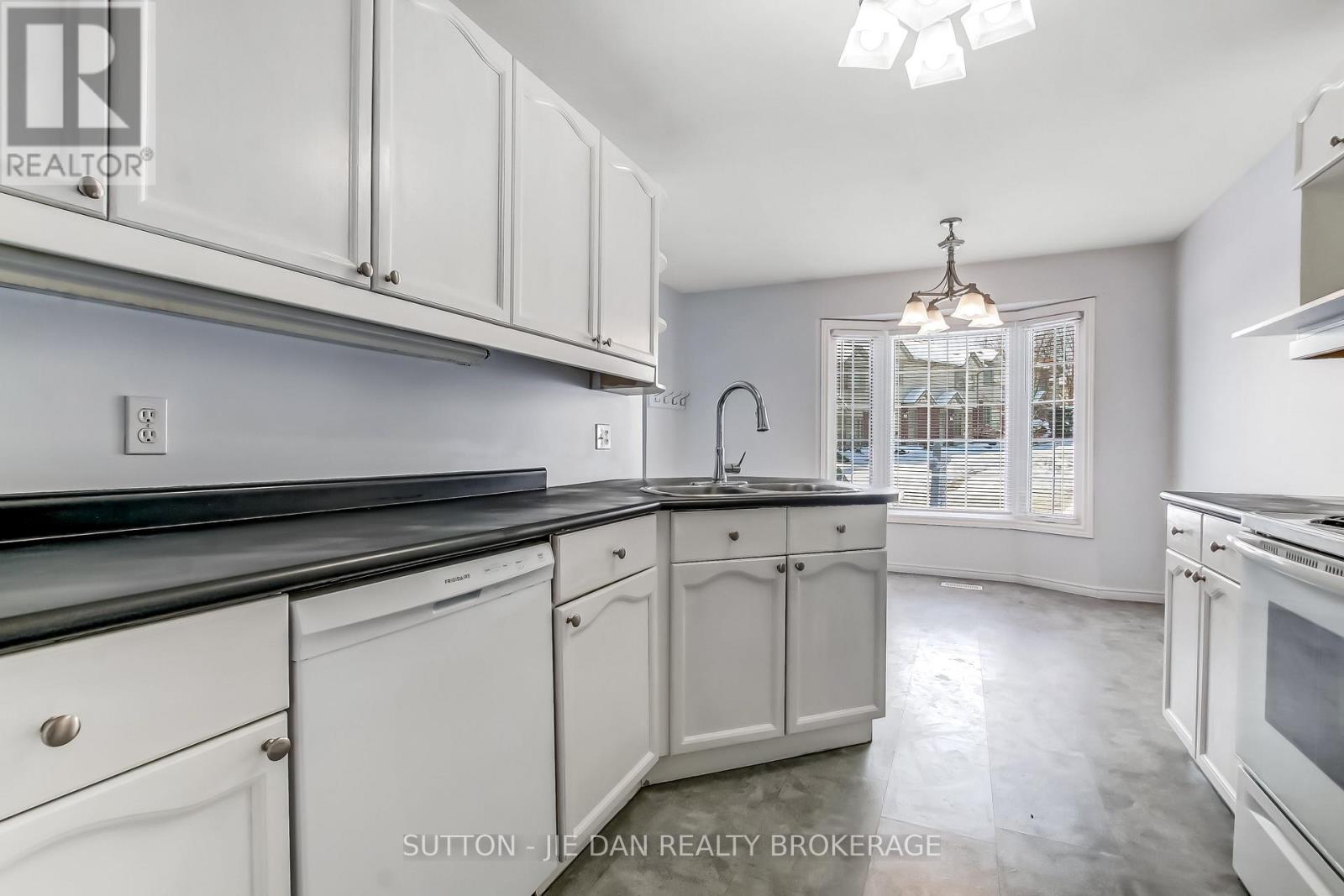 63 - 70 Chapman Court, London North, Ontario  N6G 4Z9 - Photo 3 - X12753386