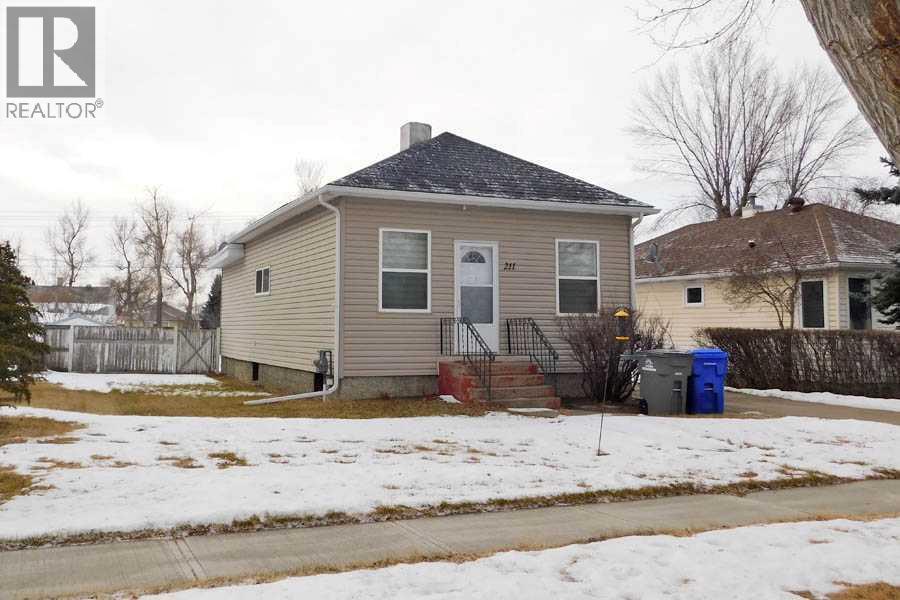 211 52 Avenue E, Claresholm, Alberta  T0L 0T0 - Photo 3 - A2275103