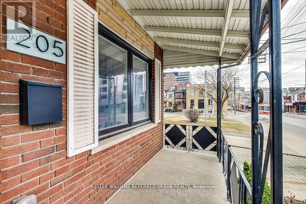 205 Bathurst Street, Toronto (Kensington-Chinatown), Ontario  M5T 2S1 - Photo 3 - C12753434